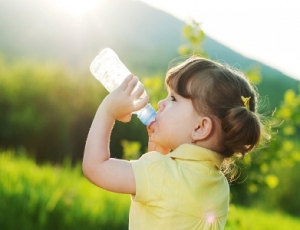 Trẻ uống bao nhiêu ml nước theo lứa tuổi